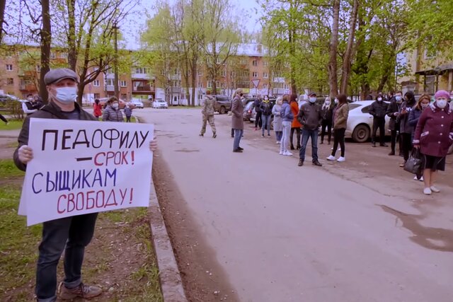 Новгородских полицейских задержали за избиение мужчины, подозреваемого в домогательствах к девочкам. Но после митинга местных жителей их отпустили