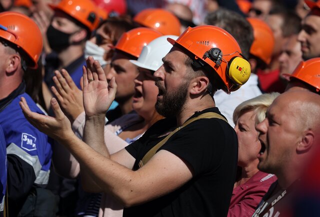 Акции протеста на белорусских заводах. Фотографии