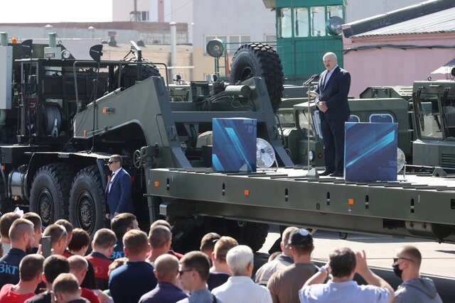 Лукашенко на заводе тягачей в Минске выступил, пожалуй, со своей самой провальной речью. Мы поговорили с рабочими этого предприятия о том, что там пр