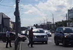 На Танкистов сбили переходившую в неположенном месте девушку