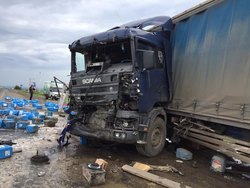 На трассе столкнулись две фуры, водители в больнице