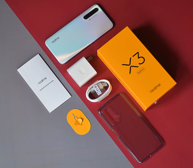 Realme X3 SuperZoom получит 120-Гц экран: смартфон позирует на живых фото