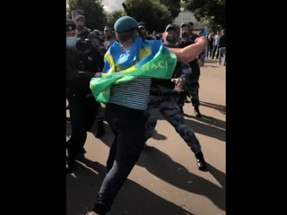 Десантники подрались с полицией в Парке Горького. Видео