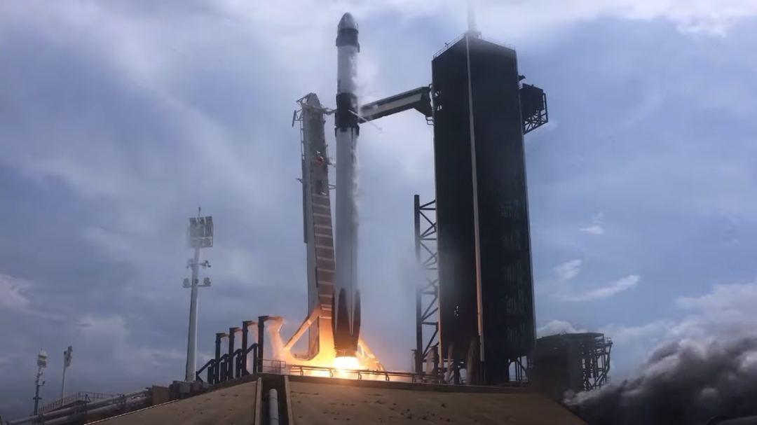 Батут работает. SpaceX Илона Маска осуществила свой первый пилотируемый запуск в космос