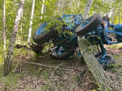 Пожилой сельчанин перевернулся на тракторе во время покоса