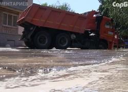 В центре Саратова в коммунальную яму провалился КАМАЗ