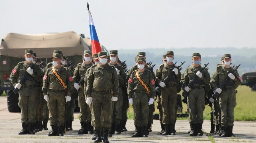 Военные репетируют Парад Победы в масках и с увеличенными дистанциями