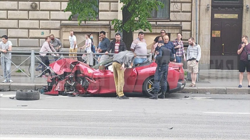 Видео: Ferrari на огромной скорости влетел в Volkswagen Polo в центре Петербурга