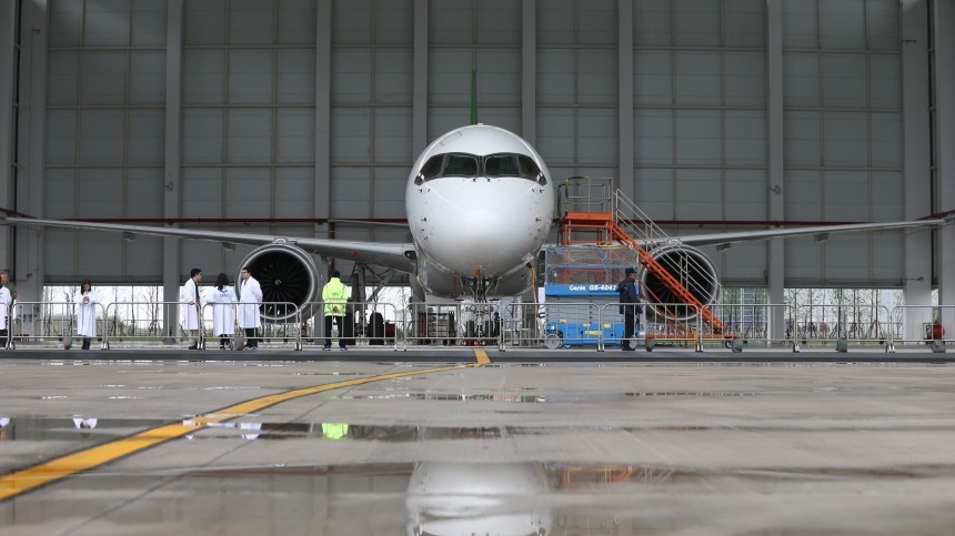 Видео: самолет Ethiopian Airlines загорелся в аэропорту Шанхая