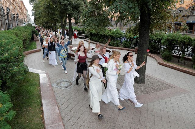 Ход белыми. Жительниц Минска используют по методичке