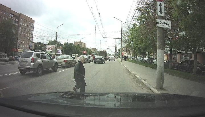 В Туле автомобиль сбил пожилую женщину. Видео