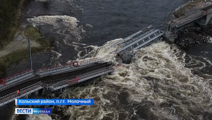 Начались восстановительные работы на месте рухнувшего моста через Колу