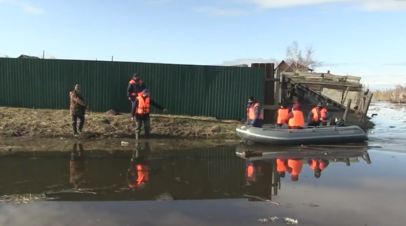 МЧС эвакуирует жителей затопленных районов Якутска  видео