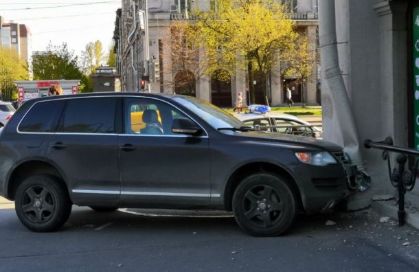 Volkswagen протаранил витрину магазина после ДТП на Благодатной