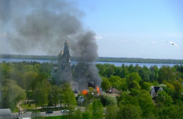 Деревянный дом полыхает около церкви Петра и Павла в Сестрорецке