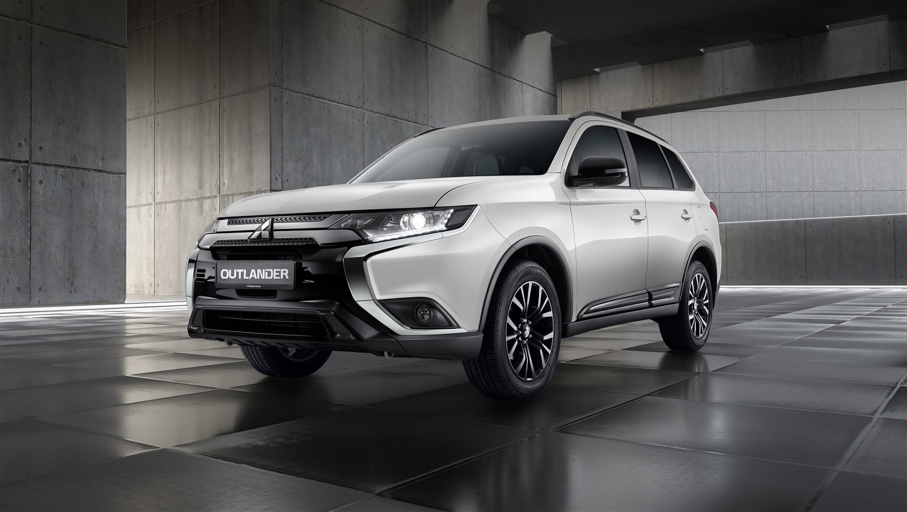 Mitsubishi Outlander Black Edition выделился декором