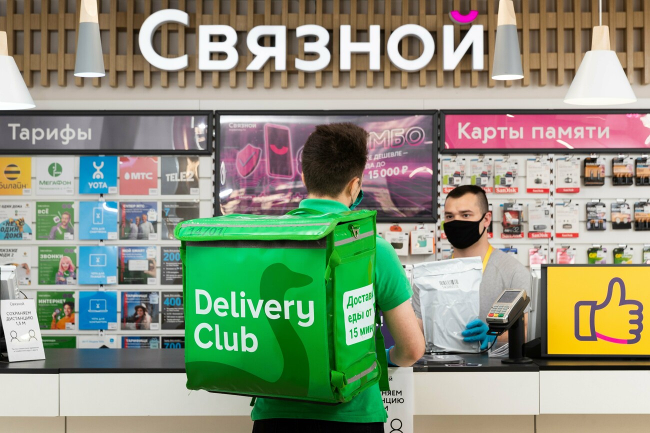 Курьеры из Delivery Club начали доставлять товары от других компаний: первым партнёром стал «Связной»