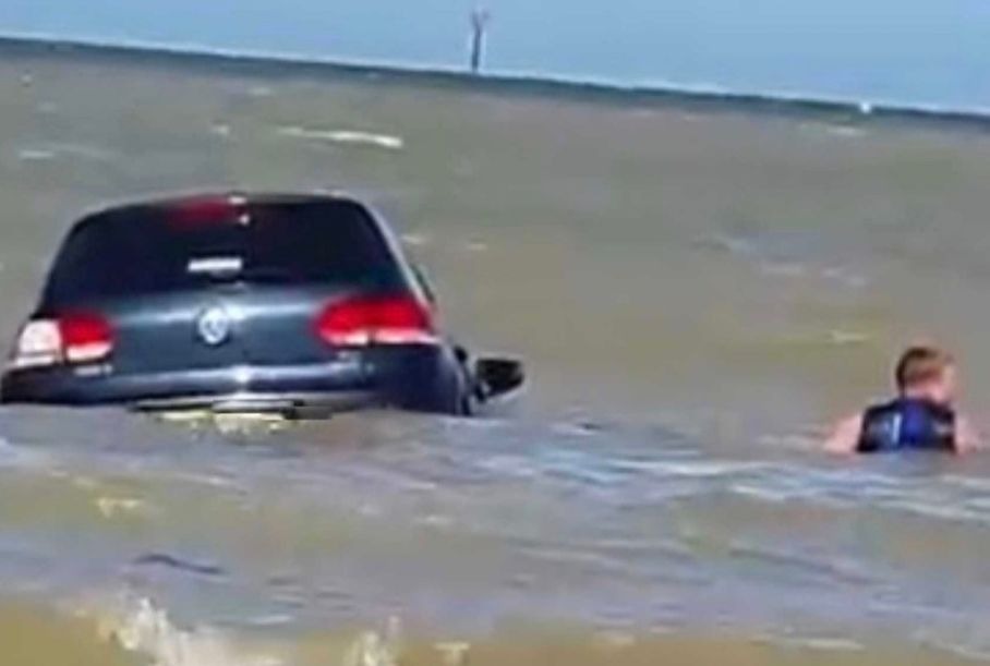 Водитель спас уплывший от него Volkswagen Golf