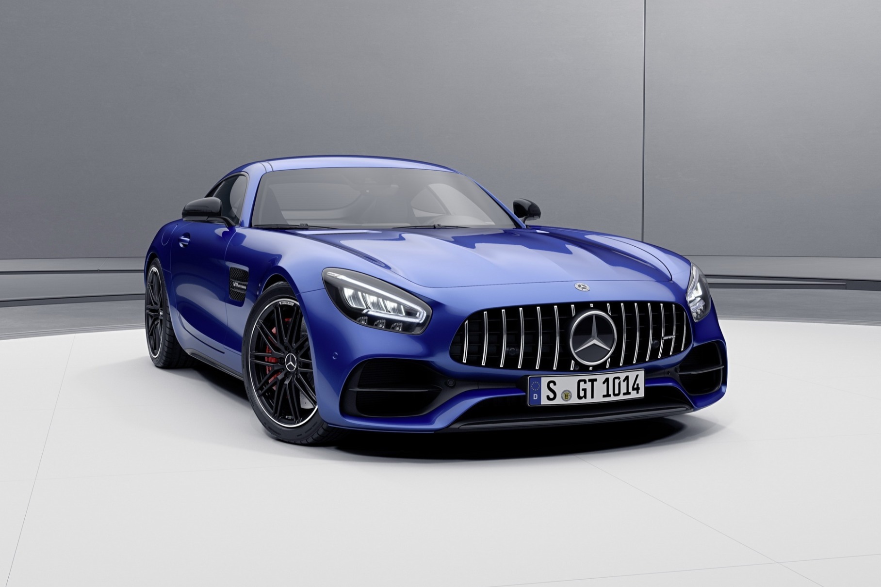 Базовый Mercedes-AMG GT получил прибавку к мощности