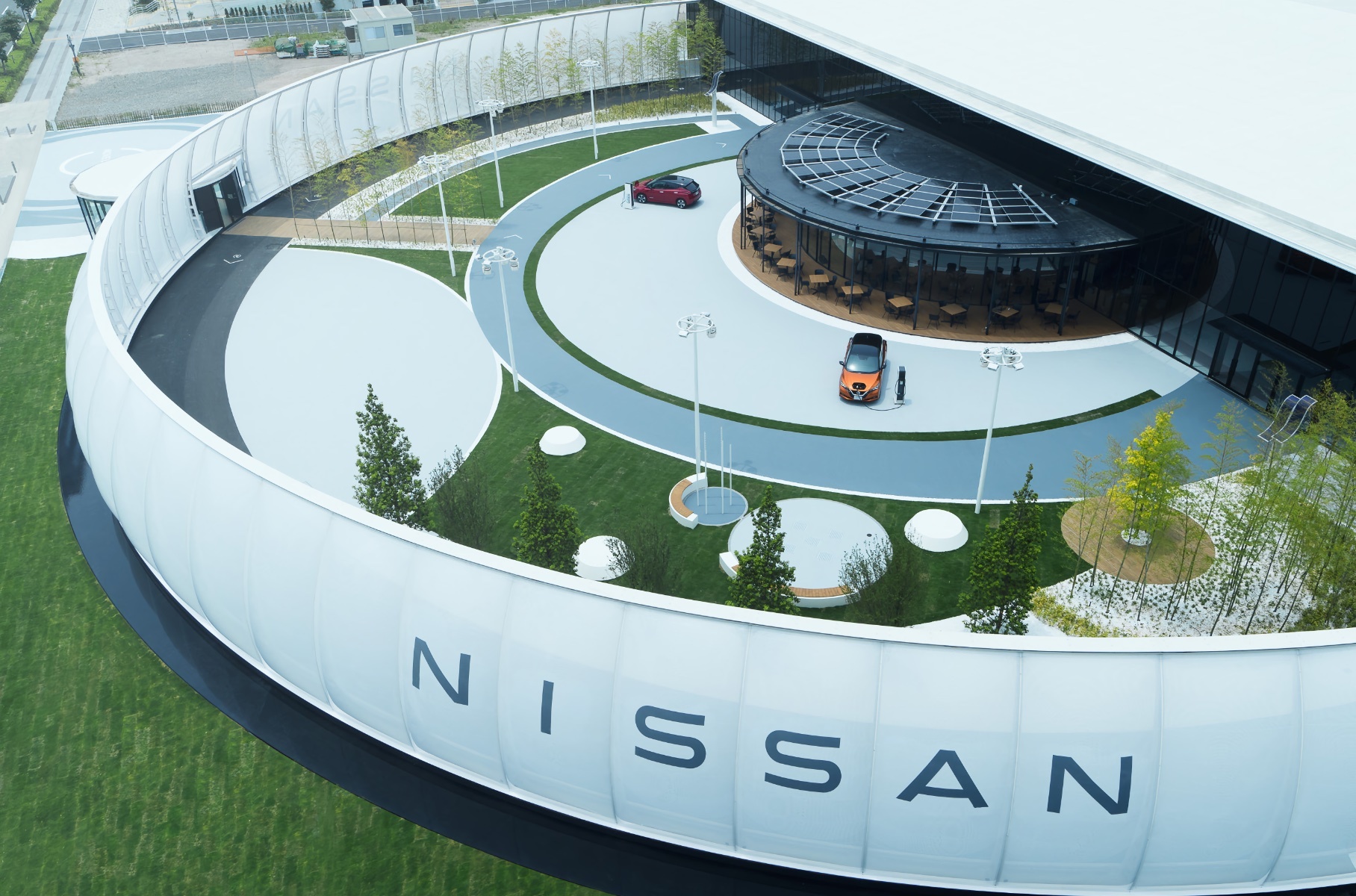 Nissan предложил оплачивать парковку электричеством